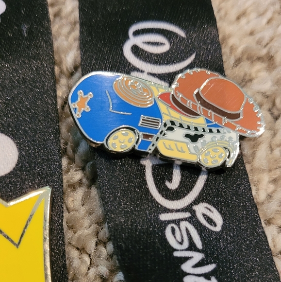 Disney Pin Trading Lanyard + 5 pins - Picture 4 of 6